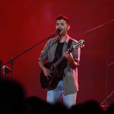 حمزة نمرة - صورة من حساب &quot;عيشها&quot; على تويتر