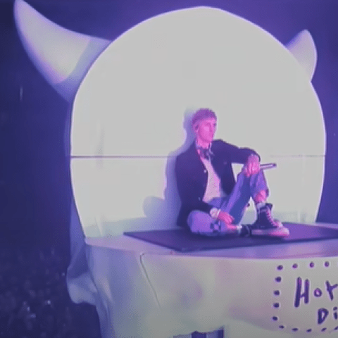 ماشين غان كيلي في وثائقي Machine Gun Kelly's Life in Pink