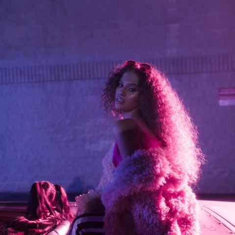 إليانا تجمع الـ Pop والشرقي في &quot;على بالي&quot;