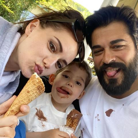 بوراك أوزجفيت وفهرية أفجان وابنهما -صورة من انستقرام