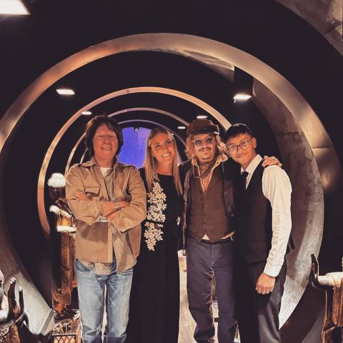 جوني ديب وجيف بيك وعدد من الحاضرين في العشاء- انستغرام @varanasi.restaurants