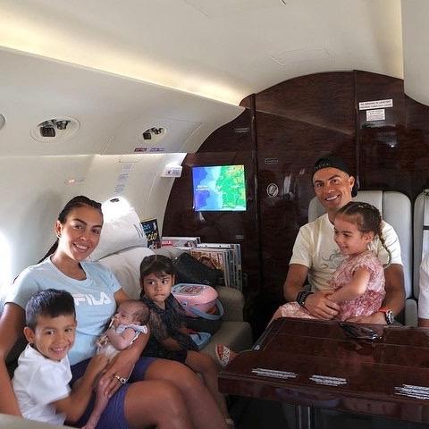 صور عائلية جديدة لـ كريستيانو رونالدو وجورجينا رودريغيز