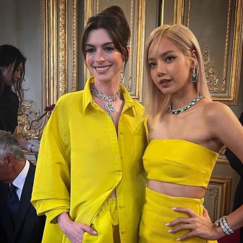 آن هاثاواي و ليزا من بلاك بينك معا في باريس - صورة من تويتر @PopBase