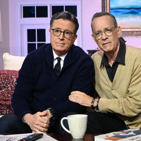 ستيفن كولبير وتوم هانكس - صورة من حساب @colbertlateshow على تويتر