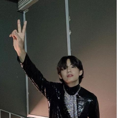 V من فرقة BTS - صورة من انستقرام
