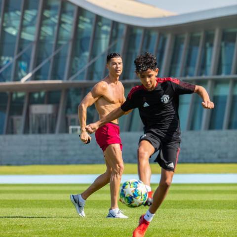 كرستيانو رونالدو يحتفل بابنه من الطائرة