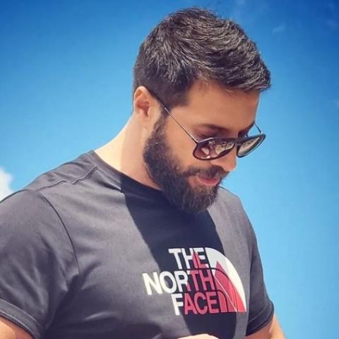 محمد الأحمد بين "مراد" و"واهم" في الحجرة