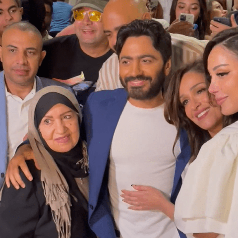 تامر حسني ووالدته في عرض فيلم بحبك من بث لايف انستغرام ( سكرين شوت)
