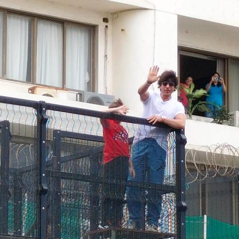 شاروخان وابنه في عيد الاضحى - الصورة من تويتر