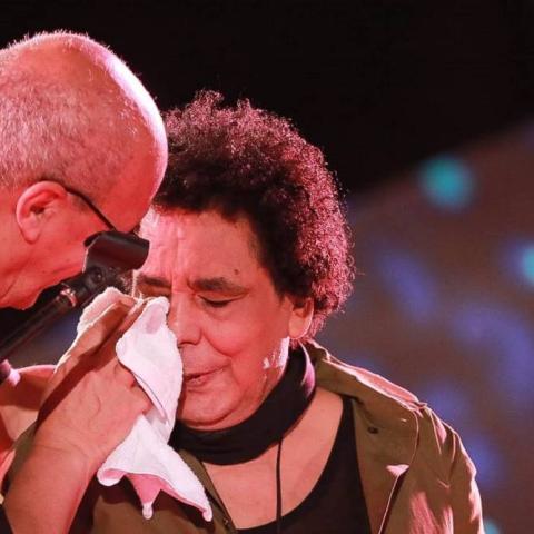 محمد منير يبكي على المسرح ويحقق حلم &quot;بلاك تيما&quot;