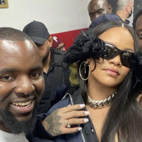 ريهانا مع أحد المعجبين في لندن - صورة من السوشيال ميديا