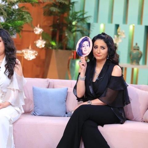 أيتن و وفاء عامر - صورة من حساب @Ma3komMona على تويتر