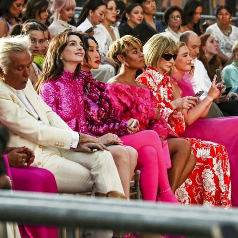 آن هاثاواي وأنا وينتور وأريانا ديبوز و هواسا من تويتر