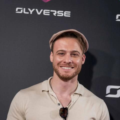 كرم بورسين - صورة من حساب The Olyverse على انستقرام