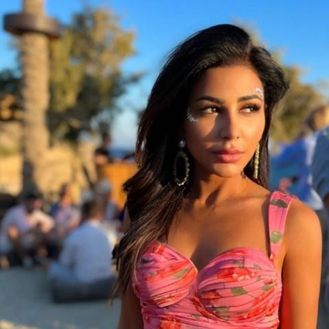 مهيرة عبد العزيز تحتفل بالصيف بإطلالات بنقشة الورود