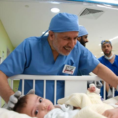 الدكتور عبدالله الربيعة مع التوأم السيامي اليمني - الصورة من السوشيال ميديا