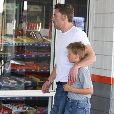 بن أفليك برفقة ابنه