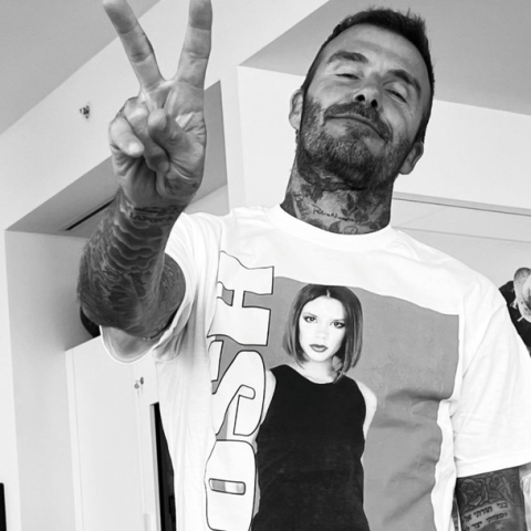 ديفيد بيكهام يرتدي تيشرت عليه وجه زوجته