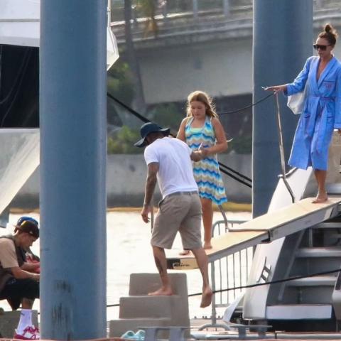 ديفيد بيكهام يساعد ابنته لنزول اليخت