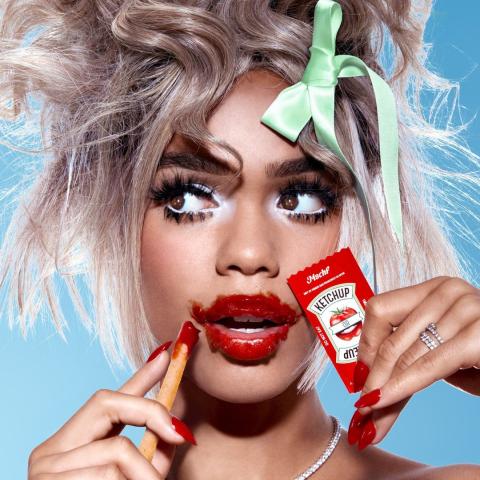 ريهانا تطلق مجموعة مكياج جديدة