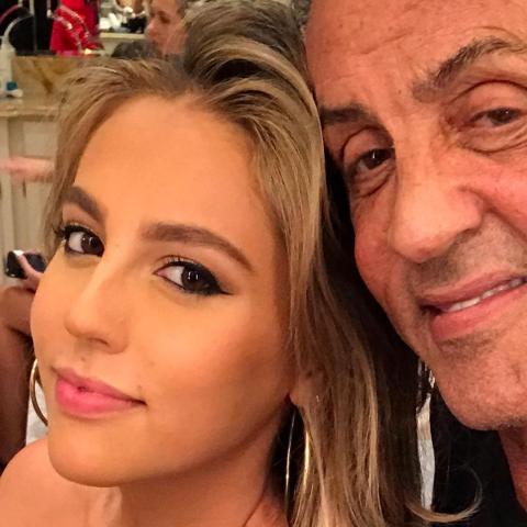سيلفستر ستالون يعايد ابنته صوفيا - الصورة من إنستغرام
