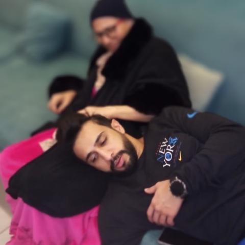 فهد البناي برفقة والدته - الصورة من انستغرام