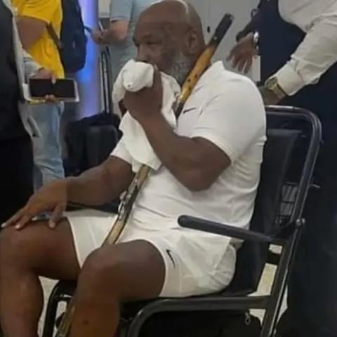 مايك تايسون على كرسي متحرك