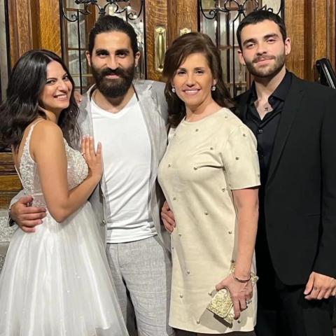 يارا صبري برفقة ابنها وعروسته