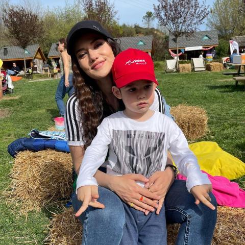 فهرية أفجان وابنها كاران - صورة من انستقرام