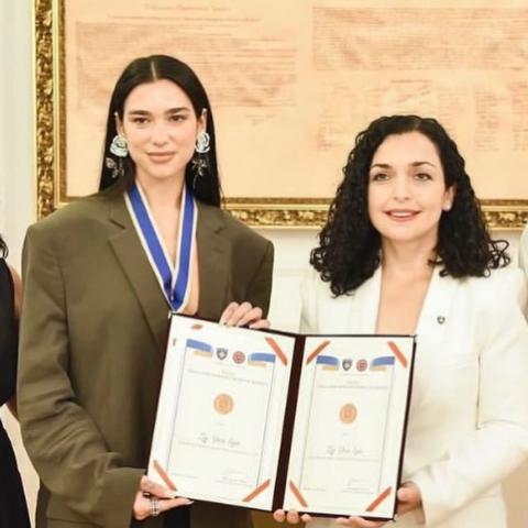 دوا ليبا بعد تكريمها ونيلها لقب سفيرة كوسوفو - صورة من انستقرام
