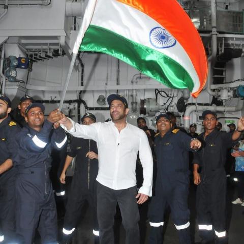 سلمان خان يرفع راية الهند- انستقرام @beingsalmankhan