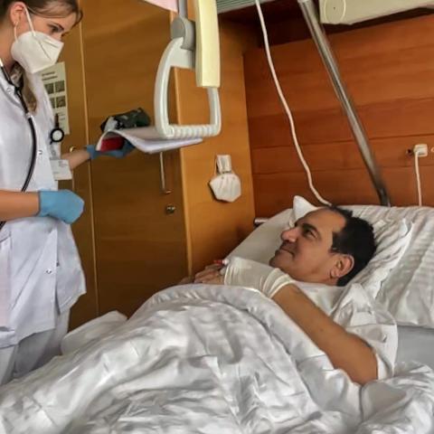 محمد ثروت في المستشفى - فيسبوك Ahmed Sarwat