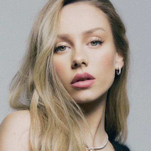 Ester Exposito النجمة الشقراء المحبوبة