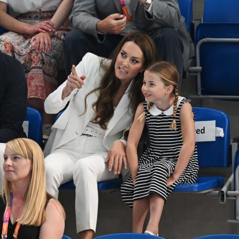 الأميرة شارلوت مع والديها كيت ميدلتون والأمير ويليام - صورة من حساب @royalfocus1 على تويتر