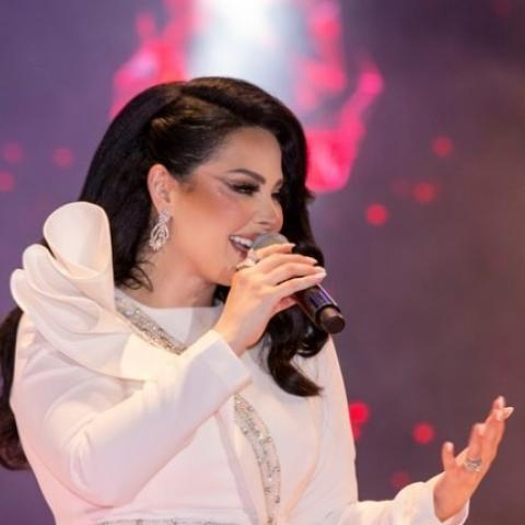 ديانا كرازون تعود بالأبيض إلى مهرجان الفحيص