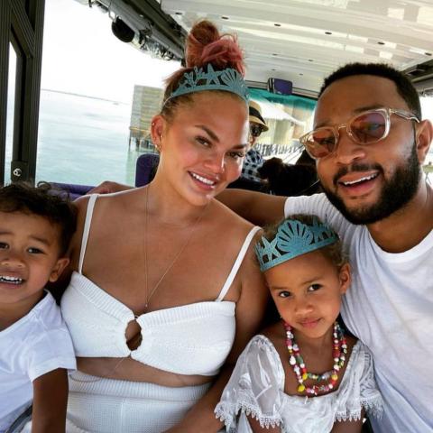 كريسي تيغن تكشف عن حملها &quot;الفرح ملأ بيتنا وقلوبنا مجدداً&quot;