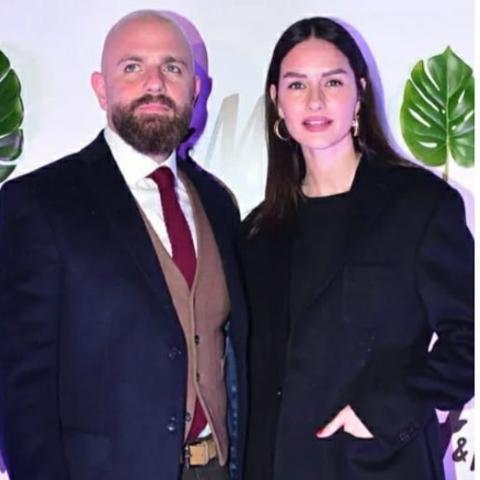 ياسمين أوزيلهان وزوجها - صورة من السوشيال ميديا