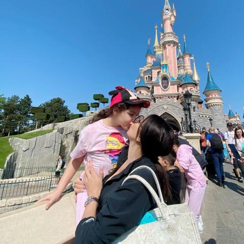 أمل بوشوشة برفقة ابنتها