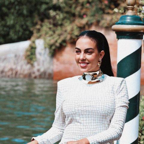 إطلالة جورجنا بمهرجان فينيسيا