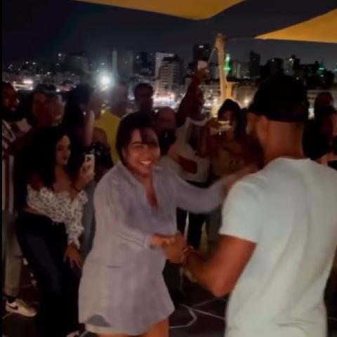 شيرين ترقص بعفوية - صورة من الفيديو المنتشر