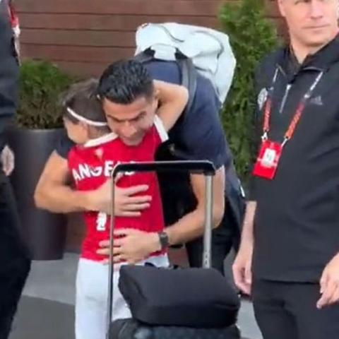 كريستيانو رونالدو يحقق أمنية طفل- الصورة من مقطع الفيديو