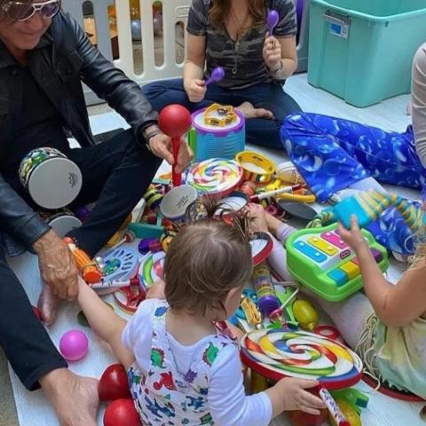 محمد حديد يحتفل بعيد ميلاد حفيدته