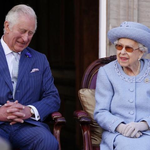الملك تشارلز ووالدته الراحلة الملكة إليزابيث - صورة من انستقرام Clarence House