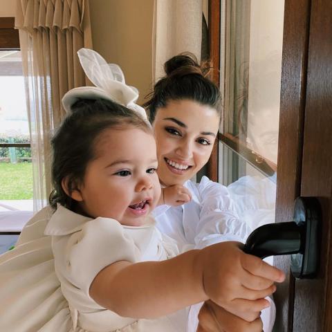 هاندا أرتشيل وابنة أختها - صورة من انستقرام