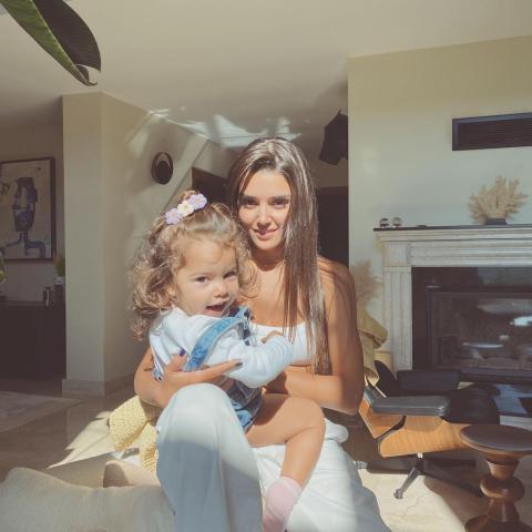 هاندة أرتشيل مع ابنة شقيقتها غمزة - صورة من انستقرام