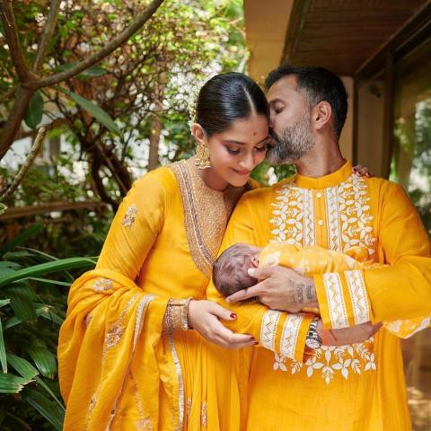 سونام كابور وزوجها أناند أهوجا مع طفلهما- صورة من انستقرام