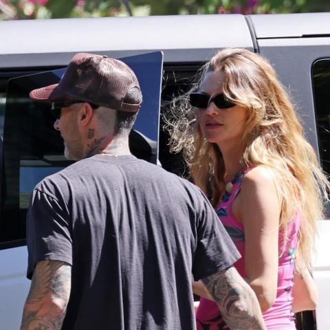 آدم ليفين وزوجته بيهاتي برينسلو - صورة من حساب Just Jared على انستقرام