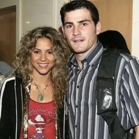 صورة قديمة تجمع شاكيرا وإيكر كاسياس