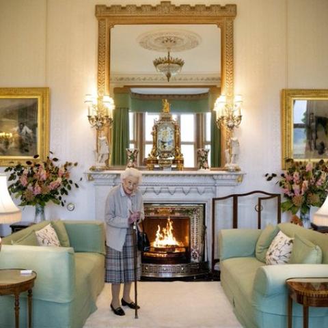 الملكة إليزابيث - صورة من حساب @chrisshipitv على تويتر