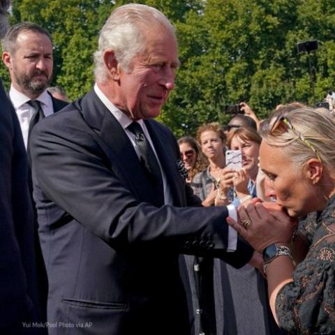 الملك تشارلز الثالث لحظة وصوله الى قصر بكنغهام - صورة من حساب AP على تويتر